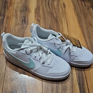 Nike 6.5 Youth /Women's 8 White and Mint Sneakers New With Tags
